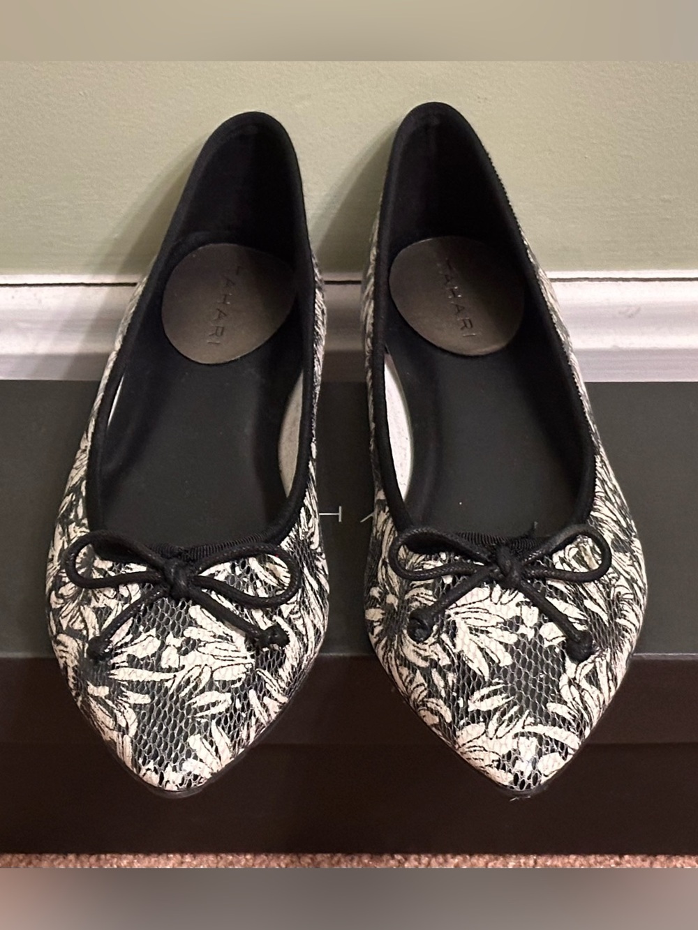 Tahari Ta-Blossom Floral Ballet Flats Pointed Toe Shoes Black/White Size 8.5